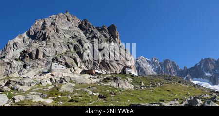 Das neue und alte Chalet Refuge du Couvercle über dem Mer de Glace-Gletscher. Stockfoto