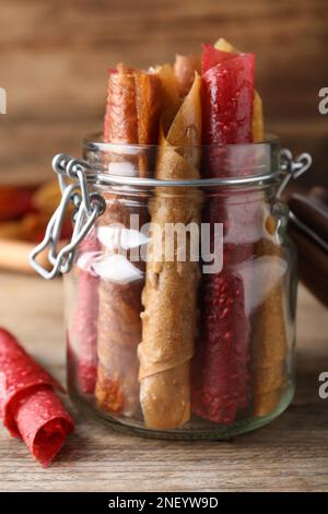 Köstliche Fruchtlederrollen auf einem Holztisch Stockfoto