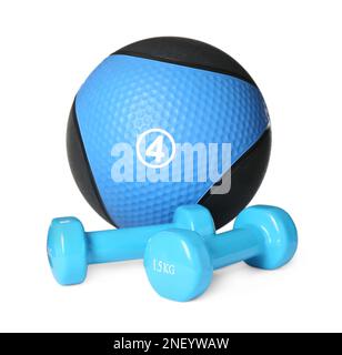 Medizinball und Kurzhanteln auf weißem Hintergrund Stockfoto