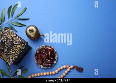 Flache Laienzusammensetzung mit arabischer Laterne auf blauem Hintergrund. Platz für Text Stockfoto