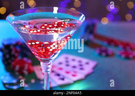 Cocktail mit Casinowürfeln im Glas auf dem Tisch, Nahaufnahme. Platz für Text Stockfoto