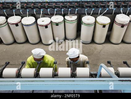 SUQIAN, CHINA - 16. FEBRUAR 2023 - Dorfbewohner geben Bestellungen in einer Textilfabrik im National Pioneer Park des Binhu Neighborhood Committee i auf Stockfoto