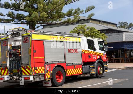 NSW Feuerwehr- und Rettungswagen parkt in Avalon Beach, New South Wales, Australien Stockfoto