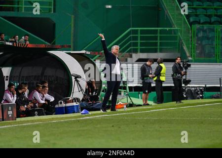 Lissabon, Portugal. 16. Februar 2023. Albert Capellas, der Trainer des FC Midtjylland, wurde während des Play-off 1. Leg UEFA Europa League Fußballspiels zwischen Sporting CP und FC Midtjylland in Estadio Jose Alvalade gesehen. Endergebnis: Sporting CP 1:1 FC Midtjylland (Foto: Bruno de Carvalho/SOPA Images/Sipa USA) Gutschrift: SIPA USA/Alamy Live News Stockfoto