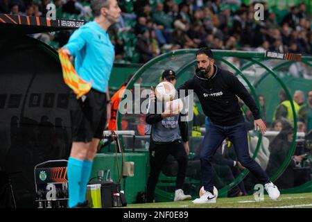 Lissabon, Portugal. 16. Februar 2023. Ruben Amorim, Sporttrainer, (R) gesehen während des Play-off-Fußballspiels der UEFA Europa League mit 1. Beinen zwischen Sporting CP und dem FC Midtjylland im Estadio Jose Alvalade. Endergebnis: Sporting CP 1:1 FC Midtjylland Credit: SOPA Images Limited/Alamy Live News Stockfoto