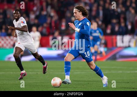 Sevilla, Sevilla, Spanien. 16. Februar 2023. Fabio Silva von PSV Eindhoven läuft mit dem Ball während der UEFA Europa League-K.O. Runde Spiel auf der ersten Teilstrecke zwischen dem FC Sevilla und PSV Eindhoven am Estadio Ramon Sanchez Pizjuan am 16. Februar 2023 in Sevilla, Spanien. (Kreditbild: © Jose Luis Contreras/DAX via ZUMA Press Wire) NUR REDAKTIONELLE VERWENDUNG! Nicht für den kommerziellen GEBRAUCH! Stockfoto