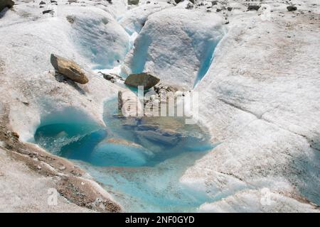 Details des Gletscherbachs auf dem Gletscher Mer de Glace. Stockfoto