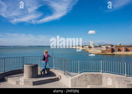 Blick auf den Hafen von Portsmouth vom Round Tower eine alte Festung in Old Portsmouth, die den Hafeneingang in Hampshire, Südostengland, bewacht Stockfoto