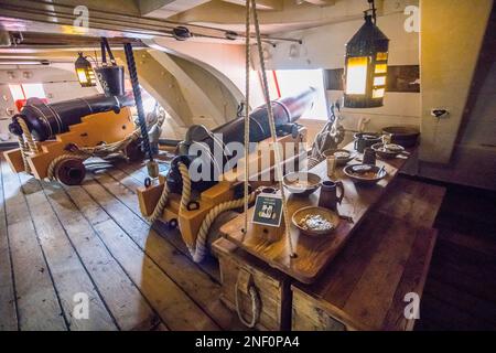 Massive 32-Pfünder-Gewehre auf dem Lower Gun Deck von HMS Victory, Museumsschiff in Portsmouth Historic Dockyard, Hampshire, Südostengland Stockfoto