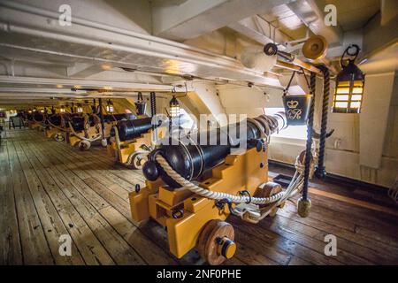 Massive 32-Pfünder-Gewehre auf dem Lower Gun Deck von HMS Victory, Museumsschiff in Portsmouth Historic Dockyard, Hampshire, Südostengland Stockfoto