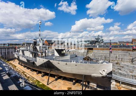 HMS M33, ein Kanonenschiff für die Küstenbombardierung, unterstützte die Landungen in Gallipoli im Jahr 1915, Ausstellung in einem Trockendock in Portsmouth Historic Dockyard, Ha Stockfoto