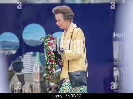 Christchurch, Neuseeland. 17. Februar 2023. Prinzessin Anne, die Schwester von König Karl III., legt einen Kranz bei der Wiedereinweihung des neu restaurierten CitizensÃ war Memorial. (Kreditbild: © PJ Heller/ZUMA Press Wire) NUR REDAKTIONELLE VERWENDUNG! Nicht für den kommerziellen GEBRAUCH! Stockfoto