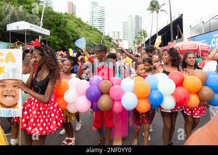 Salvador, Bahia, Brasilien - 11. Februar 2023: Kinder werden bei der Karnevalsparade von Fuzue in Salvador, Bahia, gesehen. Stockfoto