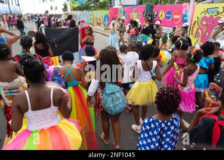 Salvador, Bahia, Brasilien - 11. Februar 2023: Kinder werden bei der Karnevalsparade von Fuzue in Salvador, Bahia, gesehen. Stockfoto