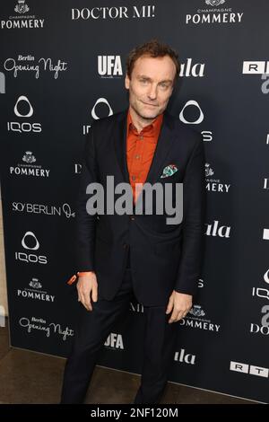 Berlin, Deutschland. 17. Februar 2023. Mark Waschke kommt zur Berliner Eröffnungsnacht, die im Hotel Stue als Teil der Berlinale stattfindet. Kredit: Jörg Carstensen/dpa/Alamy Live News Stockfoto