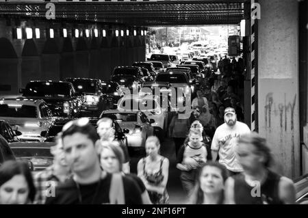 Toronto, Kanada - 07 01 2022: In der York Street in der Innenstadt der stehen Menschen und Autos in Schlange unter dem Gebäude der Union Station Stockfoto