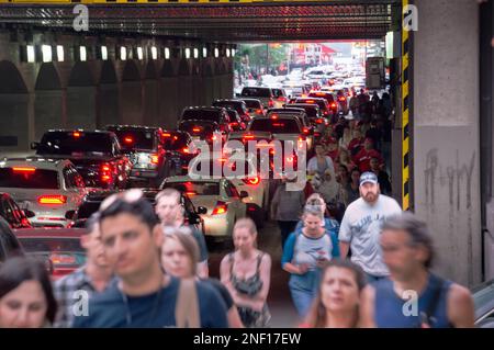 Toronto, Kanada - 07 01 2022: In der York Street in der Innenstadt der stehen Menschen und Autos in Schlange unter dem Gebäude der Union Station Stockfoto