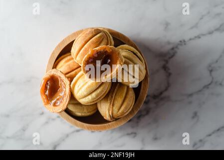 Kekse in Form von Nüssen mit Karamell. Hochwertiges Foto Stockfoto