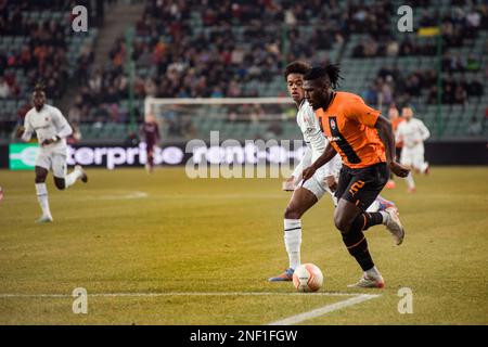 Warschau, Polen. 16. Februar 2023. Lassina Traore (R) von Shakhtar in Aktion während des 2022/23 1.-teiligen Fußballspiels der UEFA Europa League zwischen Shakhtar Donetsk und dem FC Stade Rennais im Stadion der Legia Warschau. Endstand: Shakhtar Donetsk 2:1 Rennes. (Foto: Attila Husejnow/SOPA Images/Sipa USA) Guthaben: SIPA USA/Alamy Live News Stockfoto