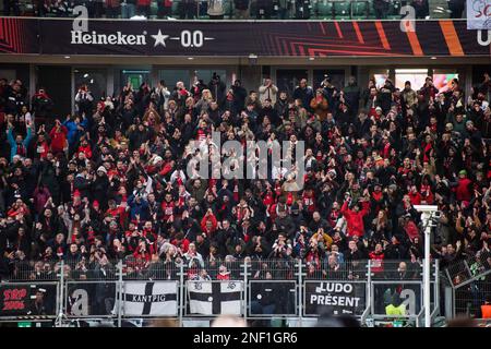 Warschau, Polen. 16. Februar 2023. Fans von Rennes werden beim Spiel der UEFA Europa League mit 2022/23 1. Beinen zwischen Shakhtar Donetsk und dem FC Stade Rennais im Marshal Jozef Pilsudski Municipal Stadium der Legia Warschau gesehen. Endstand: Shakhtar Donetsk 2:1 Rennes. Kredit: SOPA Images Limited/Alamy Live News Stockfoto