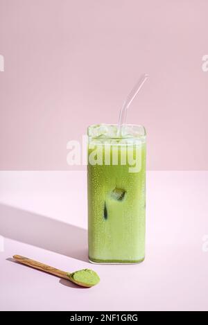matcha Latte auf pinkfarbenem Hintergrund. Hochwertiges Foto Stockfoto