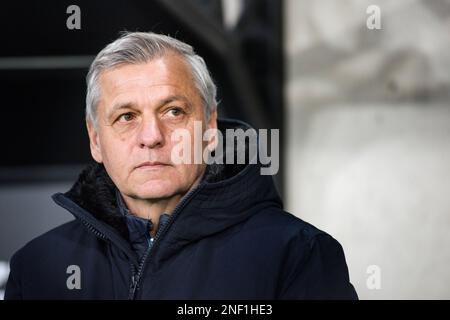 Warschau, Polen. 16. Februar 2023. Bruno Genesio, der Manager von Rennes, wird während des 2022/23 1.-teiligen Fußballspiels der UEFA Europa League zwischen Shakhtar Donetsk und dem FC Stade Rennais im Marshal Jozef Pilsudski Municipal Stadium der Legia Warschau gesehen. Endstand: Shakhtar Donetsk 2:1 Rennes. Kredit: SOPA Images Limited/Alamy Live News Stockfoto