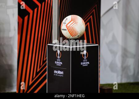 Warschau, Polen. 16. Februar 2023. Der offizielle Ball der Europa League wird während des 2022/23 1.-teiligen Spiels der UEFA Europa League zwischen Shakhtar Donetsk und dem FC Stade Rennais im Marschall Jozef Pilsudski Municipal Stadium der Legia Warschau gesehen. Endstand: Shakhtar Donetsk 2:1 Rennes. Kredit: SOPA Images Limited/Alamy Live News Stockfoto