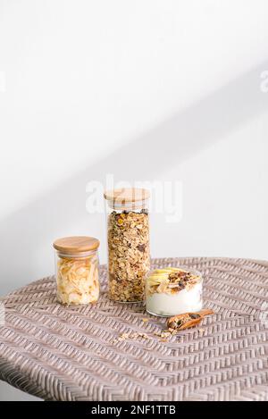 Joghurt mit Müsli und Banane, Honig. Hochwertiges Foto Stockfoto