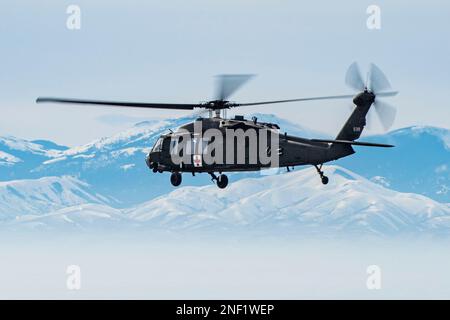 Boise, Idaho, USA. 4. Februar 2023. Die Soldaten der Idaho National Guard und die Airmen sowie ihre aktiven Gegenstücke haben sich im Februar bei einer Massenübung für Verletzte mit einer Einmannmannschaft und einer Einkampfmentalität zusammengeschlossen. 4, 2023, in der Nähe von Gowen Field, Boise, Idaho. Medizinisches Personal der Gowen Fields 124. Medical Group und medizinisches Personal im aktiven Dienst mit der 366. Medical Group vom Mountain Home Air Force Base verbündeten sich für mehrere Massenunfälle, Dazu gehörten auch der Einsatz von Sanitätern und UH-60 Black Hawk Helikoptern der Idaho Army National Guard 1. der Stockfoto