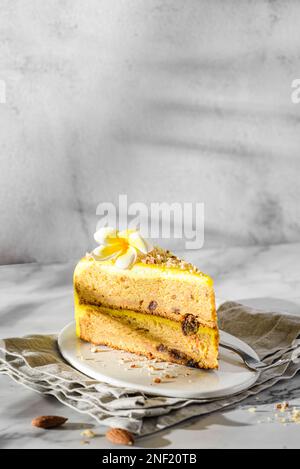Ein Stück Karottenkuchen auf hellem Hintergrund. Hochwertiges Foto Stockfoto