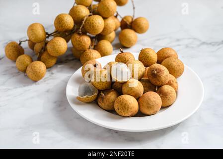 Longan auf hellem Hintergrund. Hochwertiges Foto Stockfoto