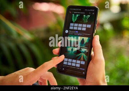 5. Februar 2023, Mirissa, Sri Lanka. Ich benutze Midjourney am Telefon. Frau erstellt Bilder aus Textbeschreibungen mit einem Fotogenerator. Person Stockfoto