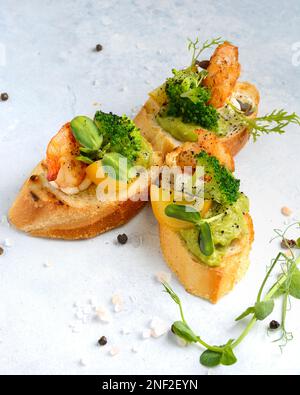 Bruschetta mit Garnelen und Brokkoli. Hochwertiges Foto Stockfoto