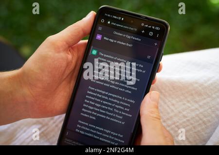 5. Februar 2023, Mirissa, Sri Lanka. Verwenden von OpenAI ChatGPT am Telefon. Frau chattet mit künstlicher Intelligenz. Person testet die Sprache des neuronalen Netzwerks Stockfoto