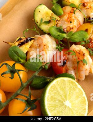 Garnelen-Kebabs mit Tomaten auf einem Spieß. Hochwertiges Foto Stockfoto