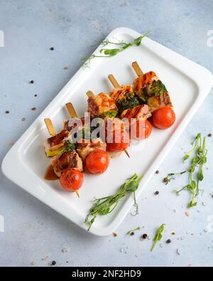 Kebabs mit Huhn und Gemüse auf einem Spieß. Hochwertiges Foto Stockfoto