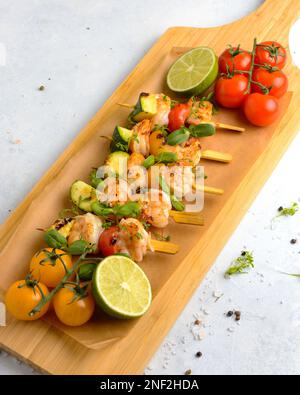 Garnelen-Kebabs mit Tomaten auf einem Spieß. Hochwertiges Foto Stockfoto