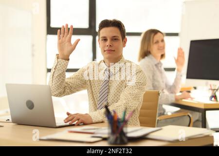 Erfolgreiche Mitarbeiter im Büro hoben die Hand, Nahaufnahme Stockfoto