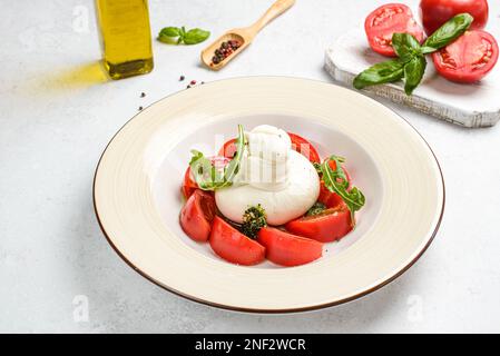 Tomatensalat mit Buratta-Käse. Hochwertiges Foto Stockfoto