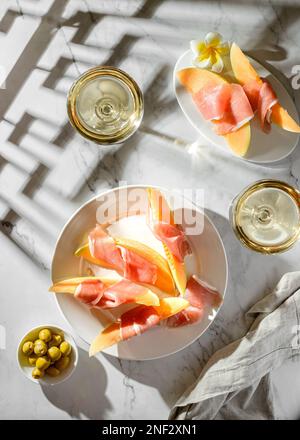 Melone mit parma und ein Glas Wein. Hochwertiges Foto Stockfoto