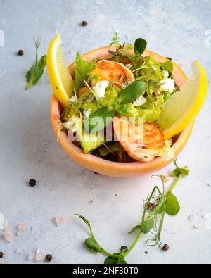 Salat mit Garnelen und Avocado. Serviert vom Küchenchef im Stil der Speisen Stockfoto