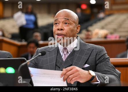 Albany, New York, USA. 15. Februar 2023. ERIC ADAMS, Bürgermeister von New York City, sagt während einer gemeinsamen Anhörung zum Gesetzesentwurf über die Kommunalverwaltung am Mittwoch, den 15. Februar 2023, in Albany, New York, aus. (Kreditbild: © Hans Pennink/ZUMA Press Wire) NUR REDAKTIONELLE VERWENDUNG! Nicht für den kommerziellen GEBRAUCH! Stockfoto