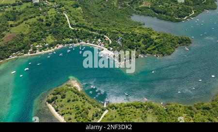 Luftblick auf die Bucht mit verankerten Booten und Yachten. Negros, Philippinen. Stockfoto