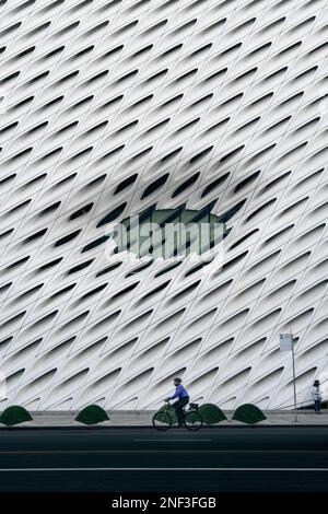 Ein vertikales Bild eines Radfahrers, der gegen das breite Museum für moderne Kunst in Los Angeles, Kalifornien, USA fährt Stockfoto