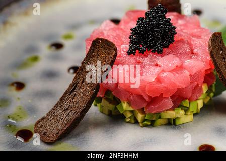 Tartare mit Thunfisch und Kaviar. Hochwertiges Foto Stockfoto