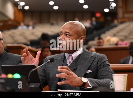 Albany, New York, USA. 15. Februar 2023. ERIC ADAMS, Bürgermeister von New York City, sagt während einer gemeinsamen Anhörung zum Gesetzesentwurf über die Kommunalverwaltung am Mittwoch, den 15. Februar 2023, in Albany, New York, aus. (Kreditbild: © Hans Pennink/ZUMA Press Wire) NUR REDAKTIONELLE VERWENDUNG! Nicht für den kommerziellen GEBRAUCH! Stockfoto