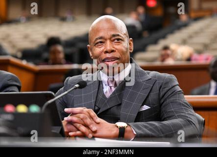 Albany, New York, USA. 15. Februar 2023. ERIC ADAMS, Bürgermeister von New York City, sagt während einer gemeinsamen Anhörung zum Gesetzesentwurf über die Kommunalverwaltung am Mittwoch, den 15. Februar 2023, in Albany, New York, aus. (Kreditbild: © Hans Pennink/ZUMA Press Wire) NUR REDAKTIONELLE VERWENDUNG! Nicht für den kommerziellen GEBRAUCH! Stockfoto