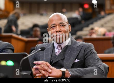 Albany, New York, USA. 15. Februar 2023. ERIC ADAMS, Bürgermeister von New York City, sagt während einer gemeinsamen Anhörung zum Gesetzesentwurf über die Kommunalverwaltung am Mittwoch, den 15. Februar 2023, in Albany, New York, aus. (Kreditbild: © Hans Pennink/ZUMA Press Wire) NUR REDAKTIONELLE VERWENDUNG! Nicht für den kommerziellen GEBRAUCH! Stockfoto