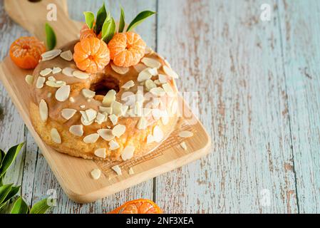 Orangenkuchen auf Holzhintergrund. Glutenfreier Mandelmehl-Cupcake mit Mandarinen Stockfoto