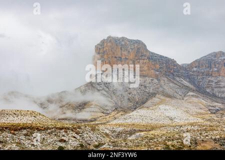 Überdachter Blick auf den El Capitan des Guadalupe Mountains-Nationalparks in Texas Stockfoto